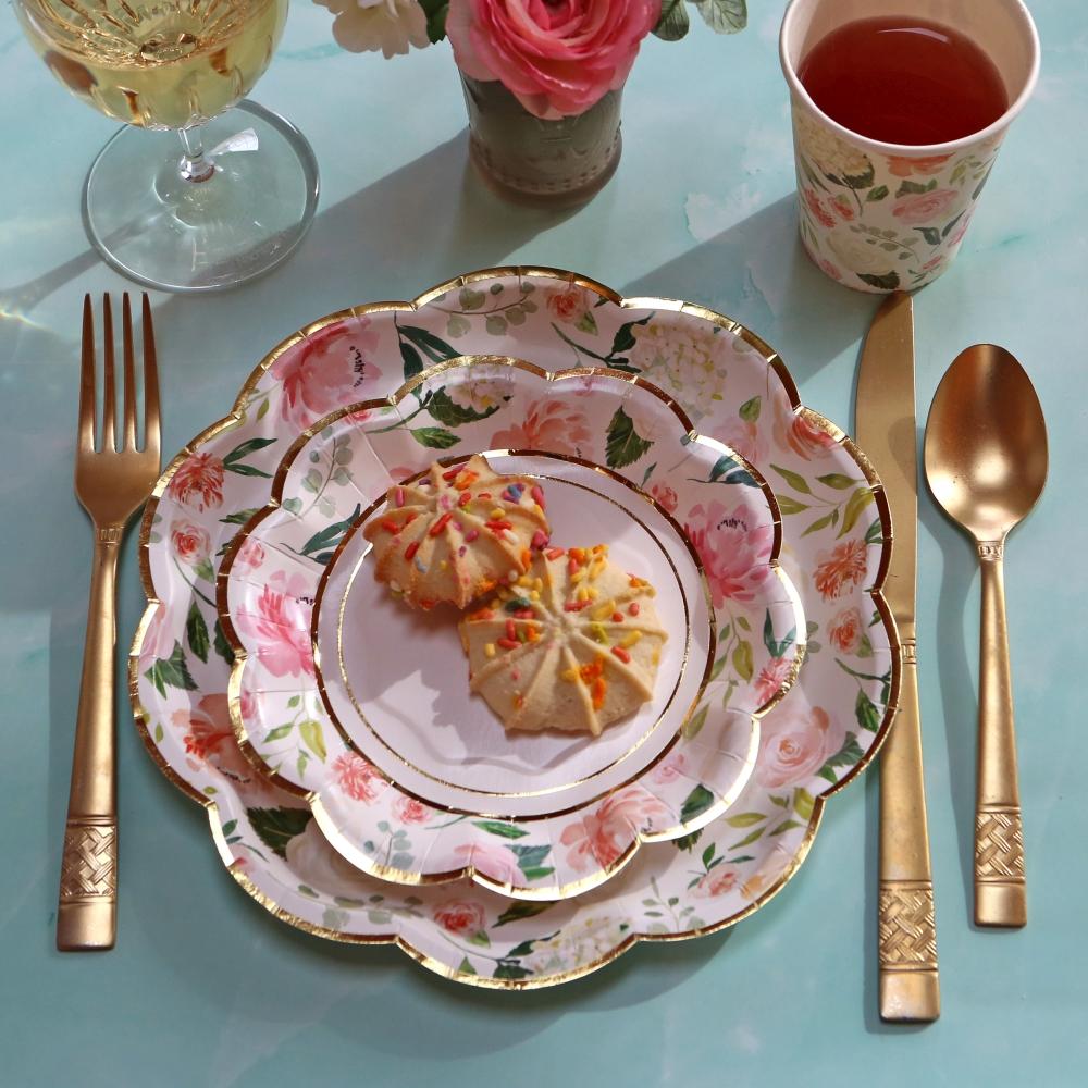 In Full Bloom Floral Large Paper Plates (16 pk)